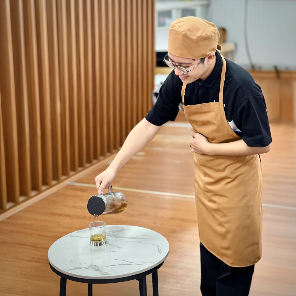 nhân viên phục vụ cà phê