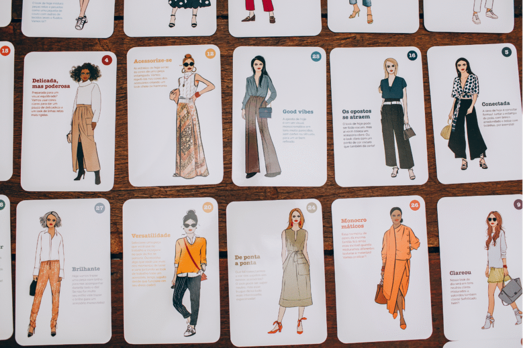 Các thẻ minh họa thời trang bày trên bàn gỗ, thể hiện nhiều kiểu trang phục đa dạng như quần ống rộng, áo sơ mi, váy dài, suit… mô tả những ứng dụng phổ biến của chất liệu cotton lạnh trong thiết kế trang phục.